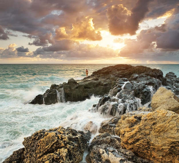 Bellissimo paesaggio marino al tramonto