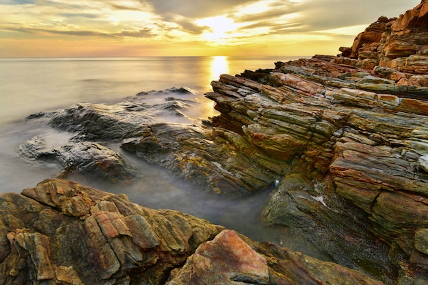 Laem Ya, Mu Ko Samet 국립 공원, Rayong, 태국에서 일몰시 아름 다운 바다 경치