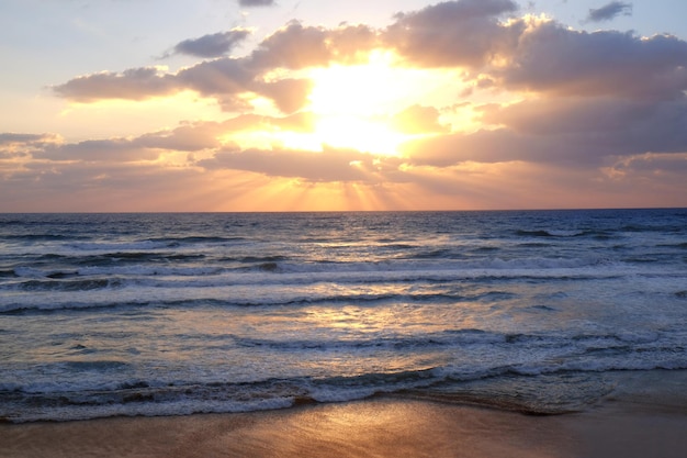 夕暮れ時の美しい海の風景