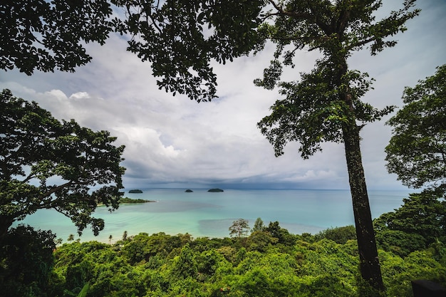 コ・チャン・トラート・タイのカイ・ベー・ビューポイントで無限の地平線を持つ美しい海の景色。コ・チャン島は、象の形をした岬のために「エレファント・アイランド」としても知られています。