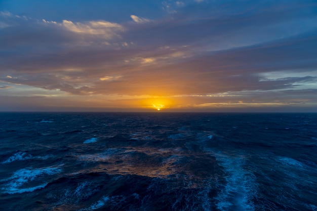 美しい海の景色-美しい照明の雲と波と空。ゴールデンアワー。海に沈む夕日。