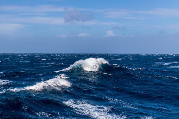 Bella vista sul mare onde e cielo con nuvole con una bella illuminazione mare tempestoso maltempo gale mare agitato