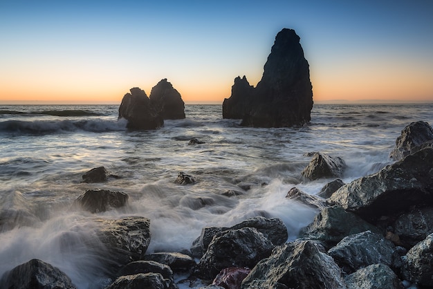 Bella vista sul mare della costa occidentale dell'oceano pacifico durante il tramonto