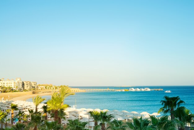 ビーチと青い水と美しい海の風景