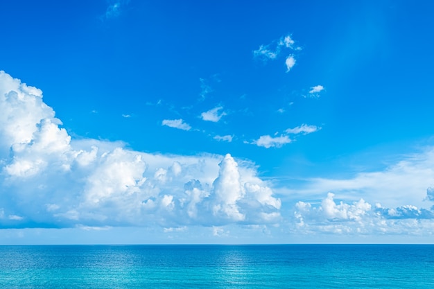 Bella vista sul mare con un cielo nuvoloso