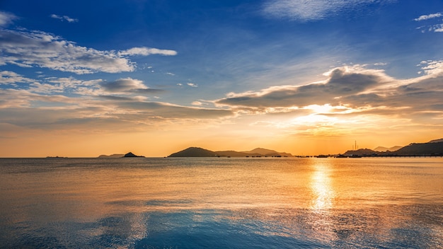 カラフルな夕焼け空と美しい海の景色