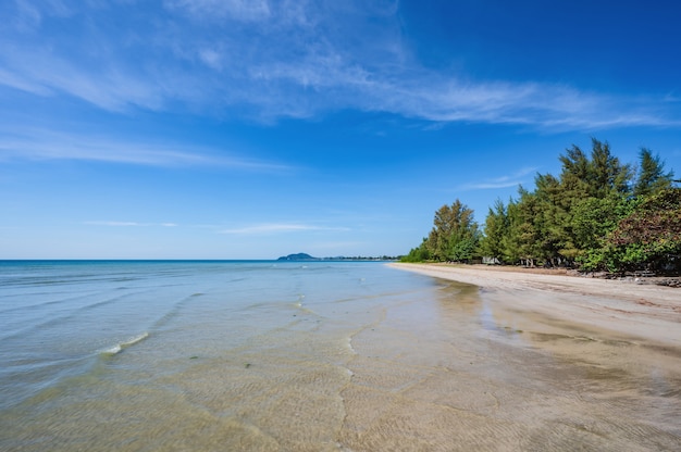 태국 찬타부리 차오라오 비치(Chao Lao Beach chanthaburi)의 끝없는 수평선이 있는 아름다운 바다.