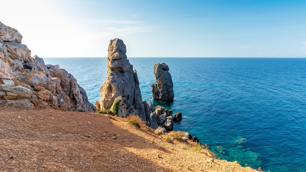 Красивый морской пейзаж со скалами, торчащими из моря