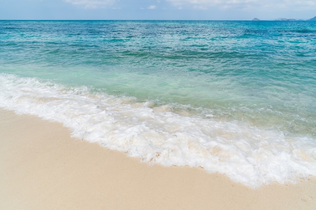 Красивый пейзаж с белым песком и волны на тропическом пляже