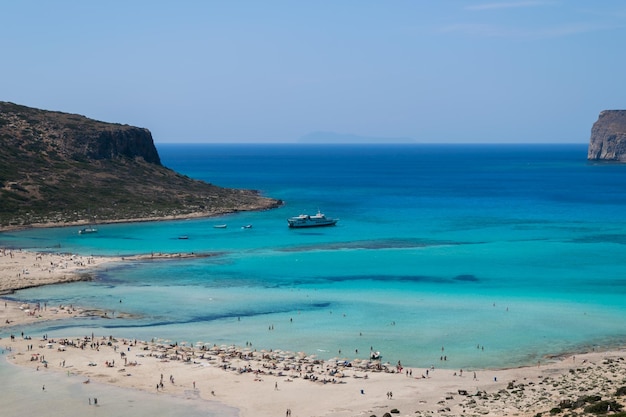 Bella vista sul mare con la montagna