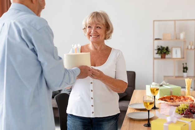 写真 美しい先輩の誕生日パーティー