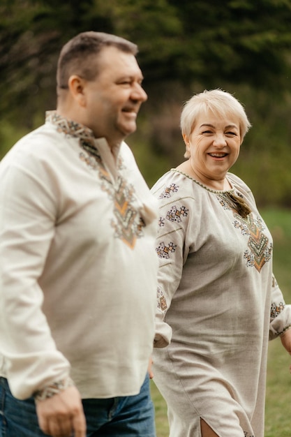 Bella coppia senior che si bacia in autunno felice vecchiaia di una famiglia che ha vissuto una lunga vita insieme copia spazio bella coppia senior seduta in autunno