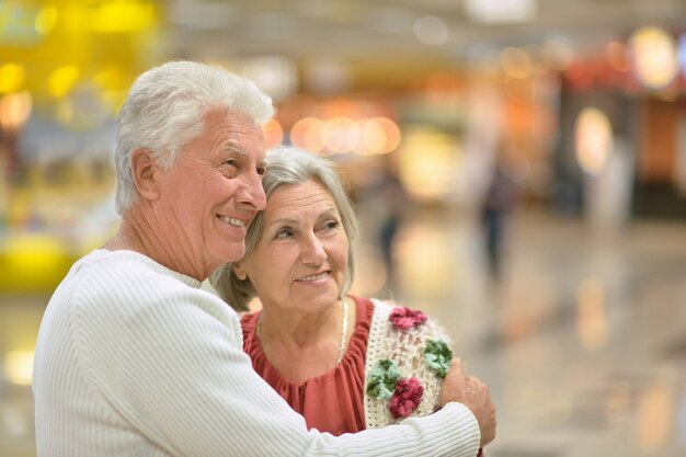 Bella coppia di anziani in un centro commerciale