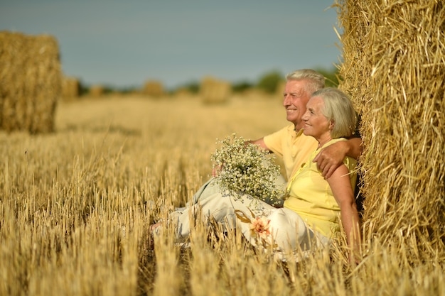 Bella coppia di anziani in un campo estivo