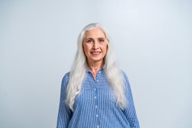 Foto bello ritratto senior della donna isolato su bianco