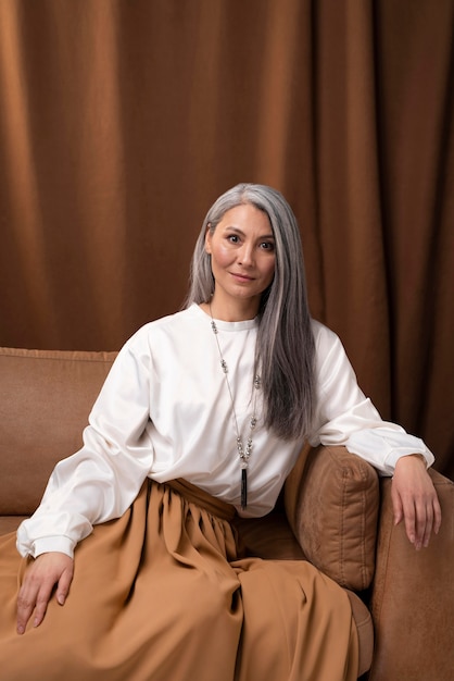 Photo beautiful senior woman portrait posing on couch