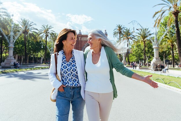 Foto belle donne anziane che si legano all'aperto in città attraenti amiche mature e allegre che si divertono a fare shopping e a legare concetti sullo stile di vita degli anziani