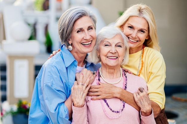 Photo beautiful senior women bonding outdoors