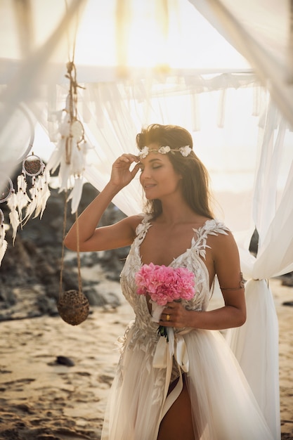 ビーチで美しく官能的な花嫁