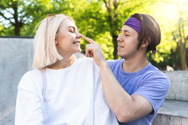 Bella e sensuale coppia di adolescenti