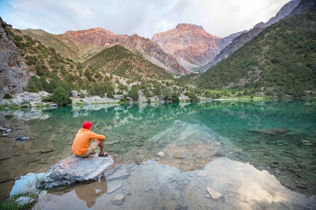 タジキスタンのファン山地（パミール高原）の美しい穏やかな湖。