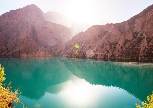 Photo beautiful serene lake in  fanns mountains (branch of pamir) in tajikistan.