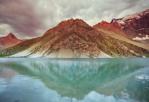 Красивое безмятежное озеро в Фанских горах (ветвь Памира) в Таджикистане.