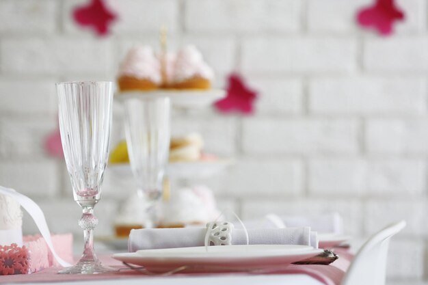 Foto bella tavola servita per un matrimonio o un'altra celebrazione in un ristorante