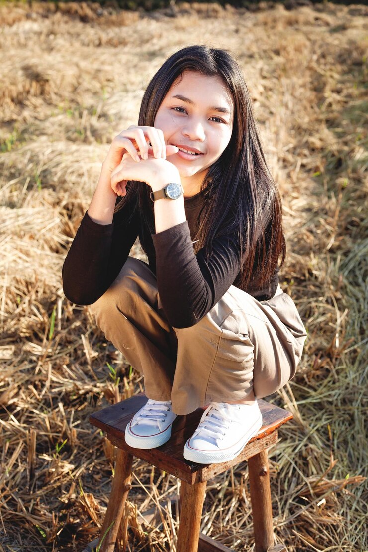 Photo 一個美麗,性感和可愛的女孩 在田野的乾草中愛你自己