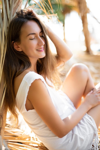 Foto bella ragazza sexy da sola nella giungla tra foglie e alberi