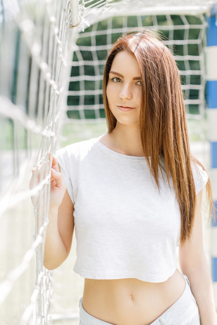 Photo beautiful sexy hipster woman near a beach grid