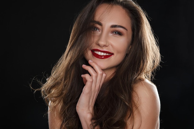 Foto bella rossetto rosso sexy ragazza marrone sorridendo e ridendo