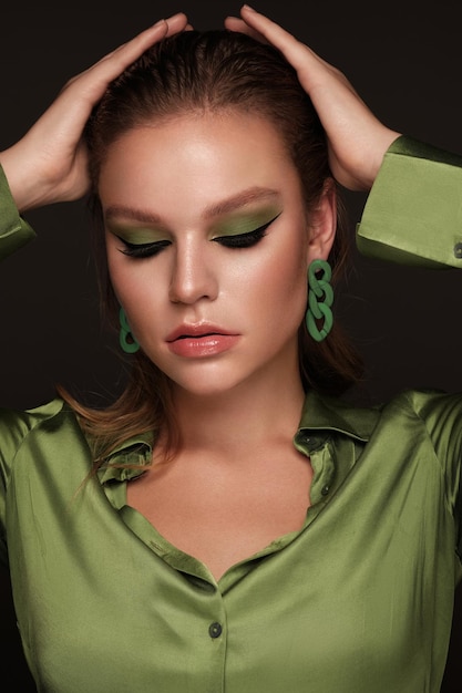 클래식 메이크업 패션 머리와 녹색 눈의 아름다움 얼굴 사진을 가진 아름 다운 섹시 한 여자는
