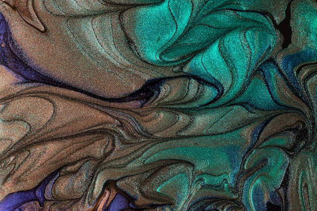 液体マニキュアの美しいきらめきターコイズの染み。縞模様のペイントテクスチャ。流体アート技術のネイルラッカーフローの背景。ミニマリズムの概念。コピースペース、水平写真。