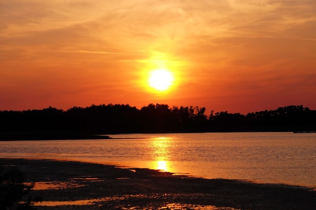 湾の美しい光沢のある夕日