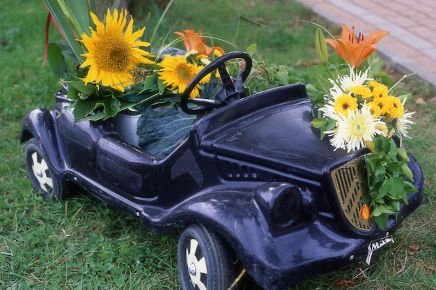 Foto un bellissimo scatto di un'auto con un mazzo di fiori