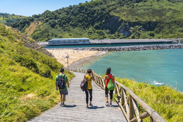 トレッキング旅行でのカップルの美しいショット