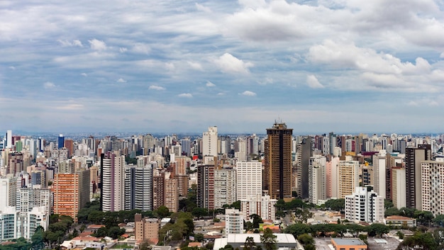 Photo beautiful shot of the curitiba skyline visible from a panoramic tower