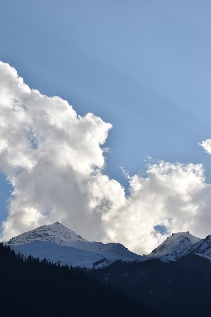 Foto bellissimo scatto di alte colline e montagne bianche