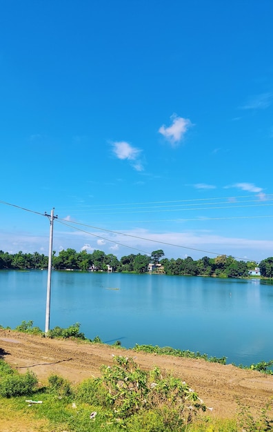 Foto bellissimo scatto di un lago immerso nel verde sotto un cielo nuvoloso