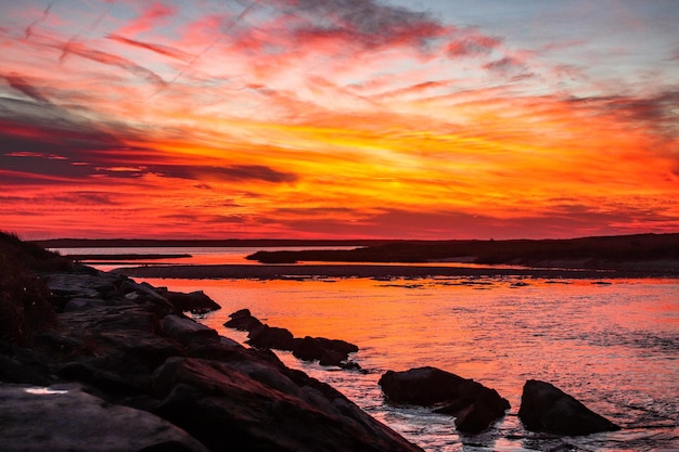Foto bellissimo scatto di un magnifico tramonto colorato sul mare con onde calme