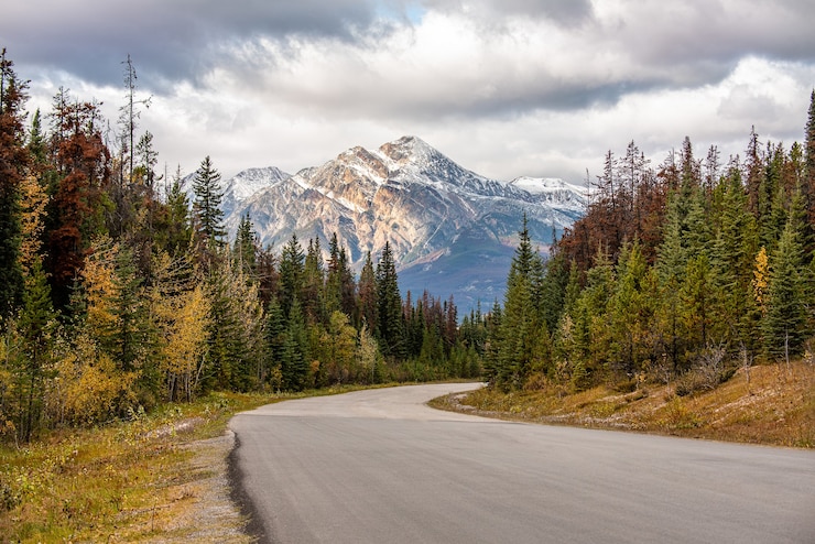Photo beautiful shot of a pyramid mountain in jasper national park. alberta, canada