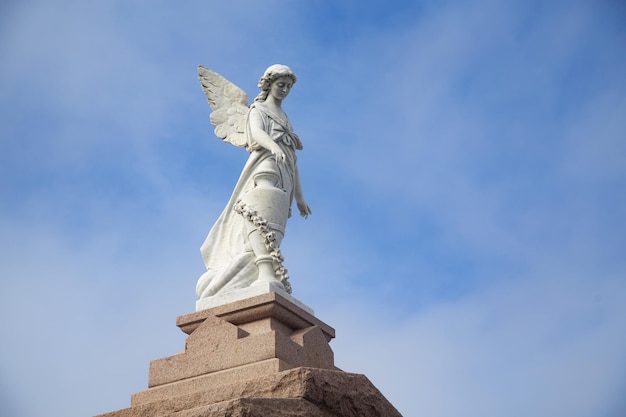 Красивый снимок религиозных статуй на фоне голубого неба в Новом Орлеане