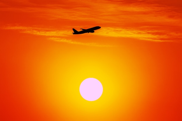 Foto una bellissima silhouette di un aereo in decollo