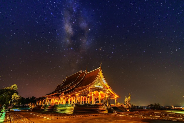 아름다운 Sirindhorn Wararam Phu Prao Temple Wat Phu Prao 밤에는 Ubon Ratchathani 지방 ThailandxA에서 멋진 은하수를 배경으로 합니다.