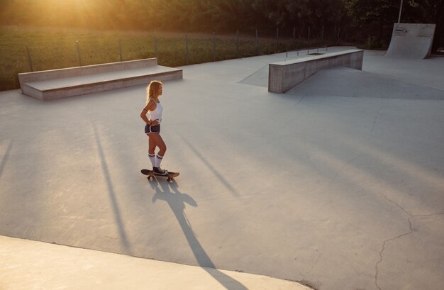 skatepark에서 아름 다운 스케이팅 소녀 라이프 스타일 순간