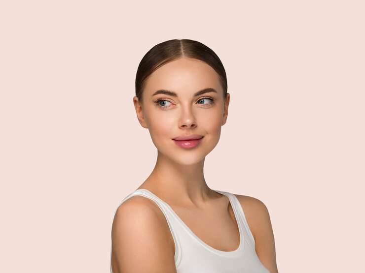 Фотография красивая кожа лица женщины естественные составляют модель красоты здоровой кожи женская. цвет фона. желтый