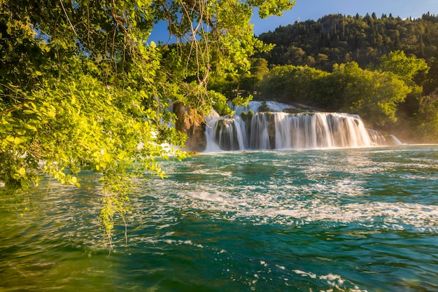 크르카 국립공원의 아름다운 스크라딘스키 부크 폭포 조감도 달마티아 크로아티아 유럽