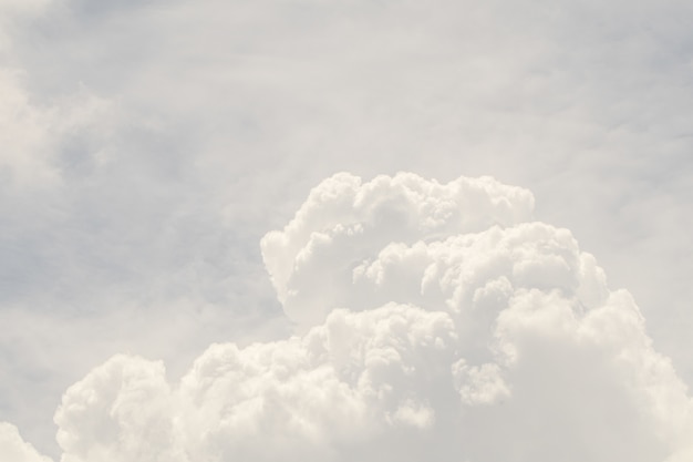 写真 柔らかな色の美しい空と雲。