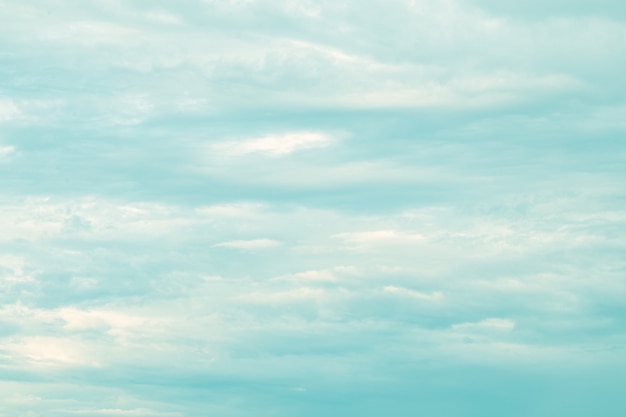 写真 柔らかなパステルカラーの美しい空と雲。